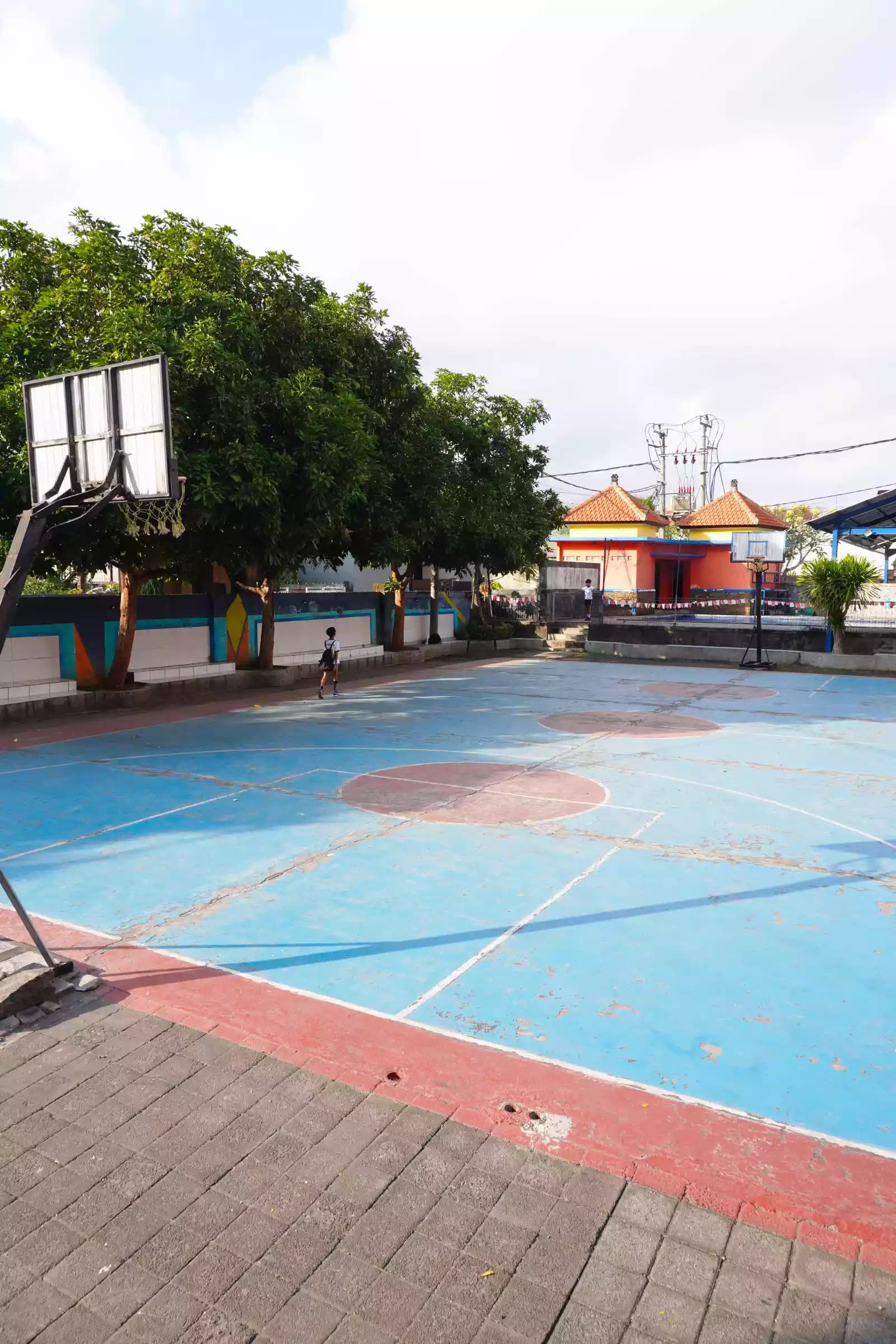 Our school sports facilities include a standard outdoor basketball court. This dedicated student sports area is fully equipped to support daily physical education, basketball training, and st