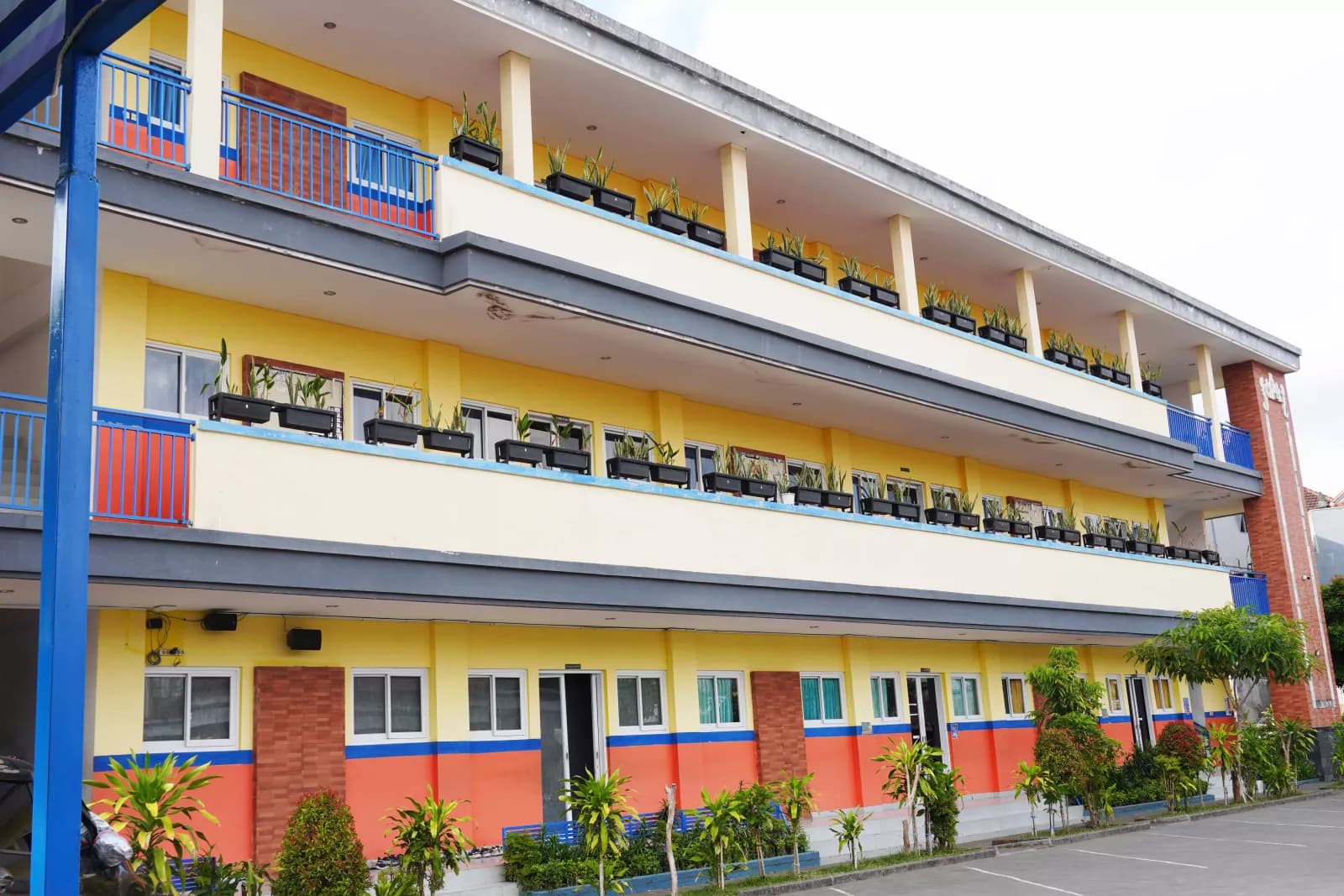 high school building, high school campus, senior high school facility.