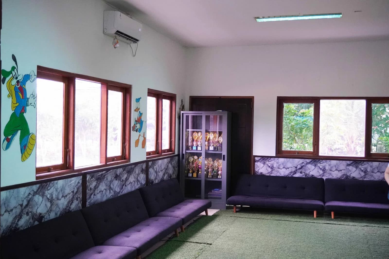 parents waiting room, school waiting area, school guest lounge.